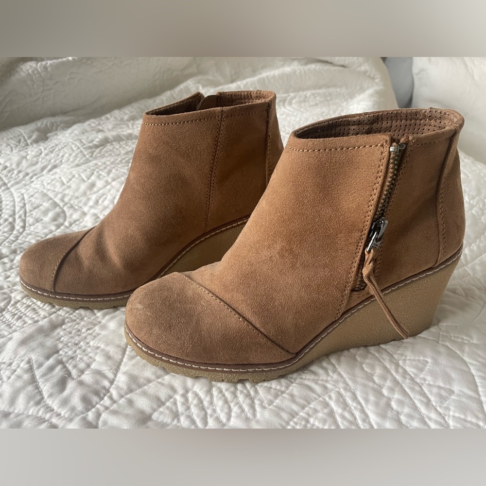 Toms women’s boots.. gently worn
